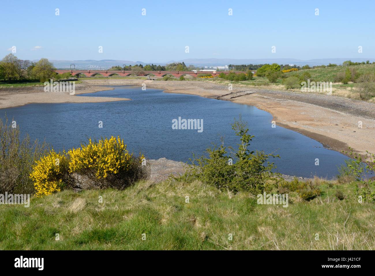 Conditions de sécheresse dans le réservoir Ryat Linn des « barrages vers Darnley » qui approvisionne Glasgow, Écosse, Royaume-Uni en eau potable Banque D'Images