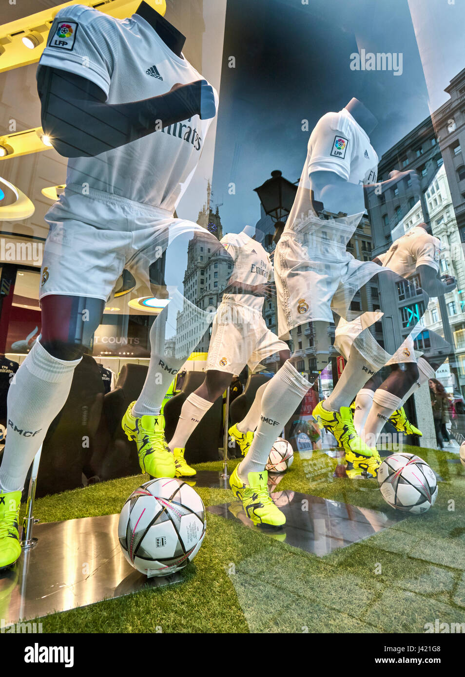 Les Mannequins et réflexions à Boutique officielle Real Madrid boutique fenêtre au Gran V'une rue. Madrid. Espagne Banque D'Images
