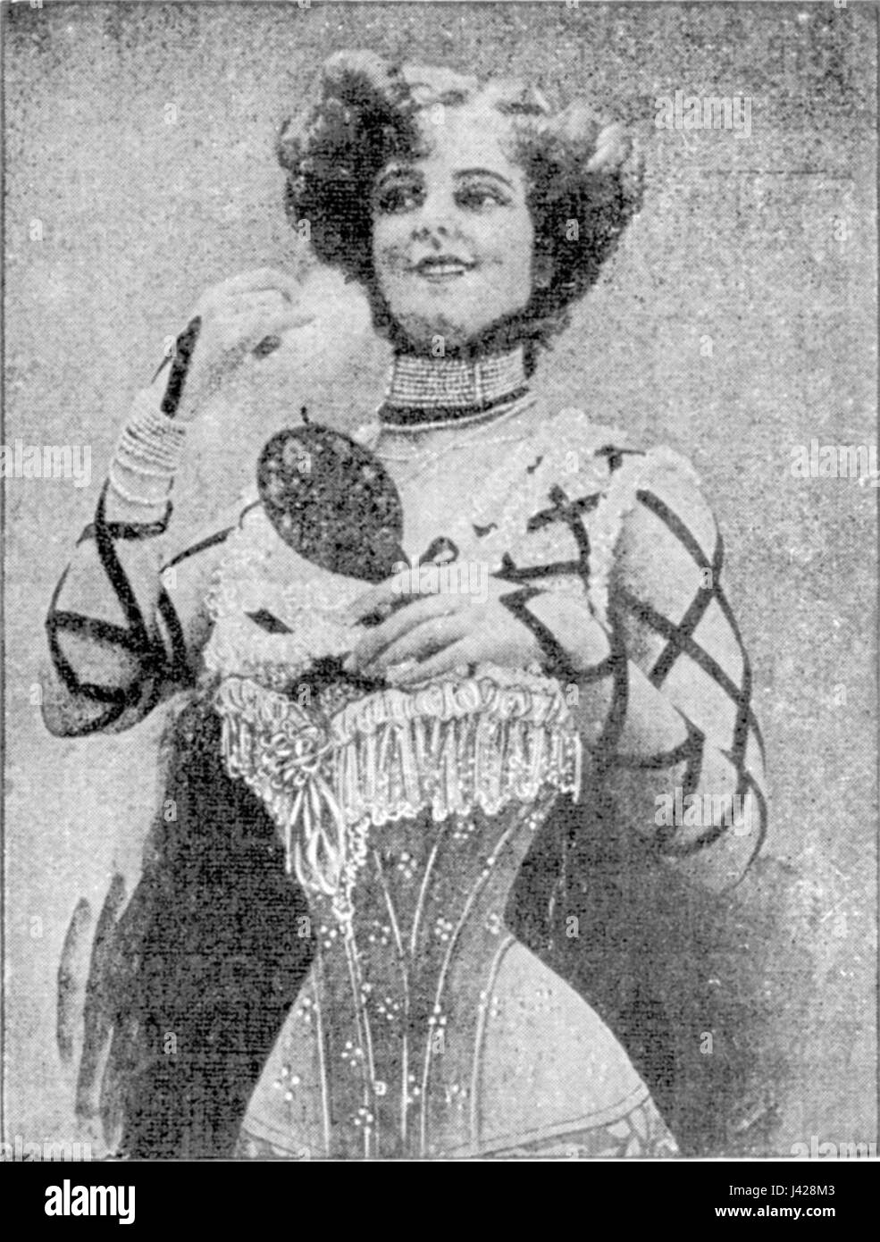 Une illustration de mode de l'édition de mars 1910 de 'les dessous égants', mettant en valeur un design élégant et à la mode de l'époque, avec l'accent sur les détails complexes et les tissus luxueux typiques de la couture du début du XXe siècle. Banque D'Images