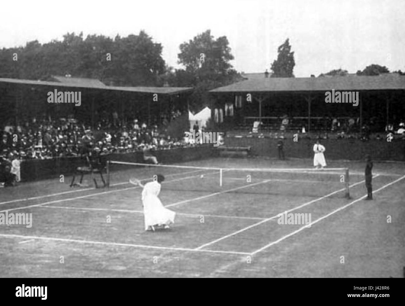 Les Jeux Olympiques de Londres de 1908 ont eu lieu l'événement en simple féminin dans le Tennis sur gazon, marquant un moment historique où le tennis est devenu une partie des Jeux. Il a présenté les meilleures athlètes féminines en compétition pour l'or dans un sport avec un riche héritage. Banque D'Images