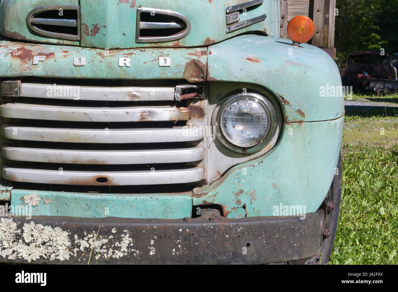 HOT SPRINGS, Virginie- 8 mai 2017 : vieux pick up truck abandonné le long de la route. Banque D'Images