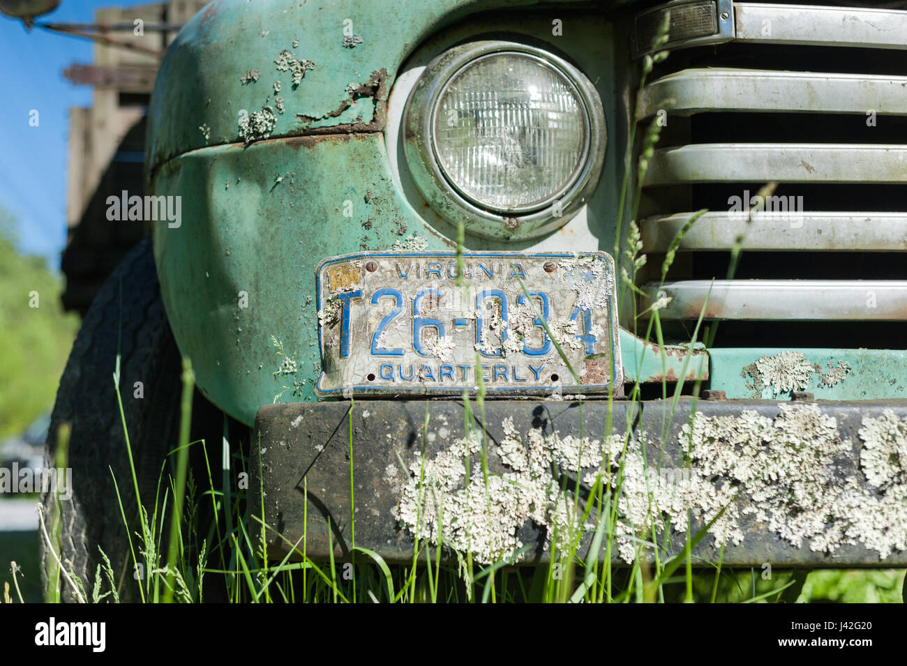 HOT SPRINGS, Virginie- 8 mai 2017 : vieux pick up truck abandonné le long de la route. Banque D'Images
