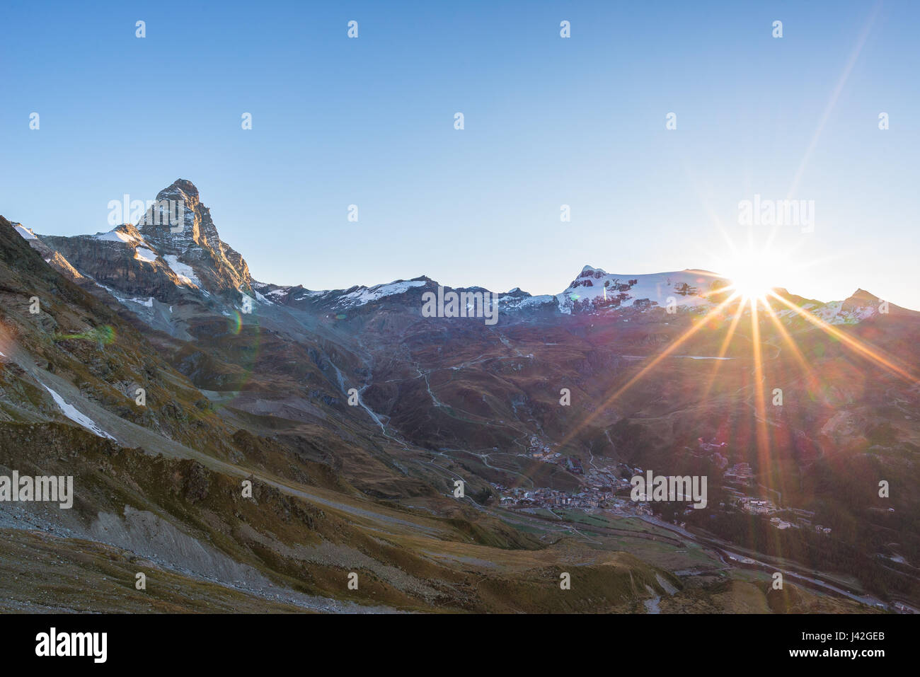 Vue aérienne au lever de Breuil Cervinia et Cervin ou Matterhorn peak, célèbre station de ski en Vallée d'aoste, Italie. Banque D'Images