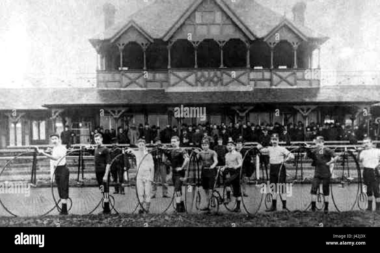 L'image montre des cyclistes au long Eaton Recreation Ground, capturant l'essence du cyclisme récréatif. Le cadre est un espace extérieur ouvert conçu pour les activités de loisirs, où les individus se livrent au vélo comme un sport ou un passe-temps. La scène souligne la participation active au cyclisme et le plaisir des loisirs en plein air. Banque D'Images