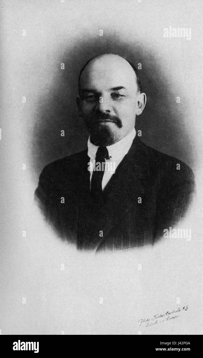 La photo de 1916 montre un portrait de Vladimir Lénine, figure clé de la révolution russe et dirigeant fondateur de l'Union soviétique. Cette photographie capture le leadership de Lénine à une époque charnière de l'histoire. Banque D'Images
