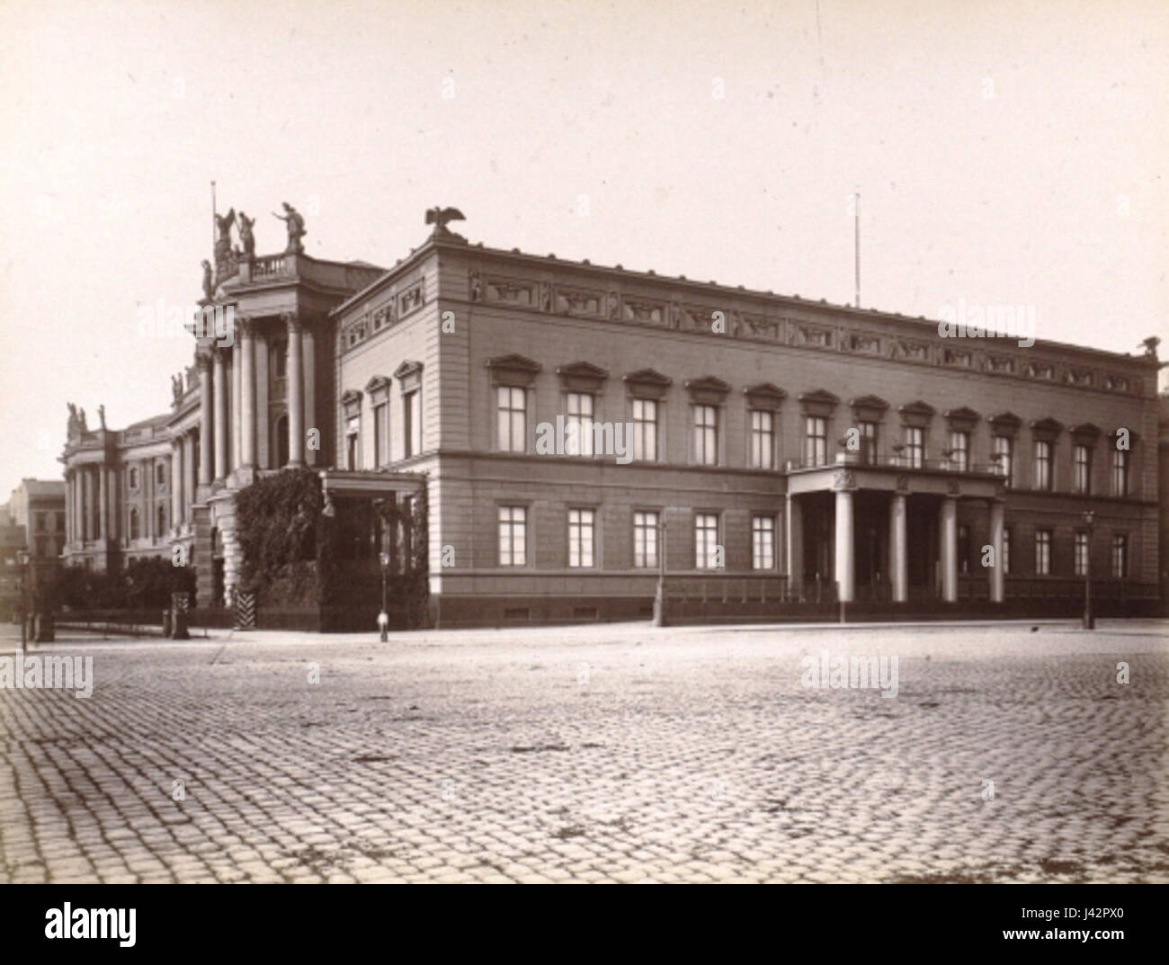 Langhans Altes Palais est un bâtiment historique situé à Berlin, en Allemagne, connu pour son architecture et son rôle dans l'histoire culturelle de la ville. Le palais a été conçu par Carl Gotthard Langhans, célèbre pour avoir créé la porte de Brandebourg de Berlin. Il représente le design néoclassique du XVIIIe siècle. Banque D'Images