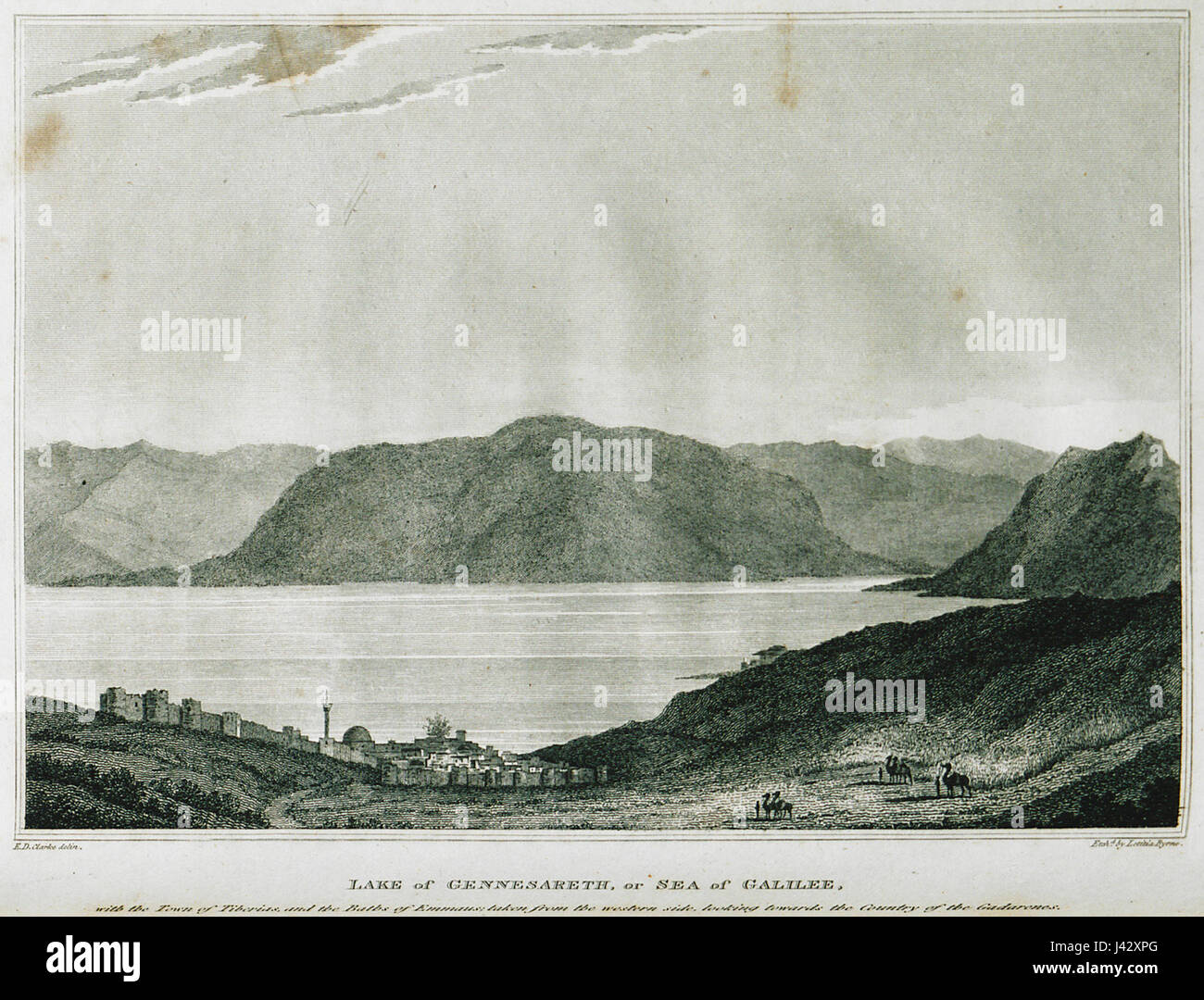 Cette image de 1824 de Clarke Edward Daniel représente le lac de Gennesareth (mer de Galilée) avec la ville de Tibériade et les thermes d'Emmaus, offrant une vue historique de cette importante région biblique en Israël. Banque D'Images