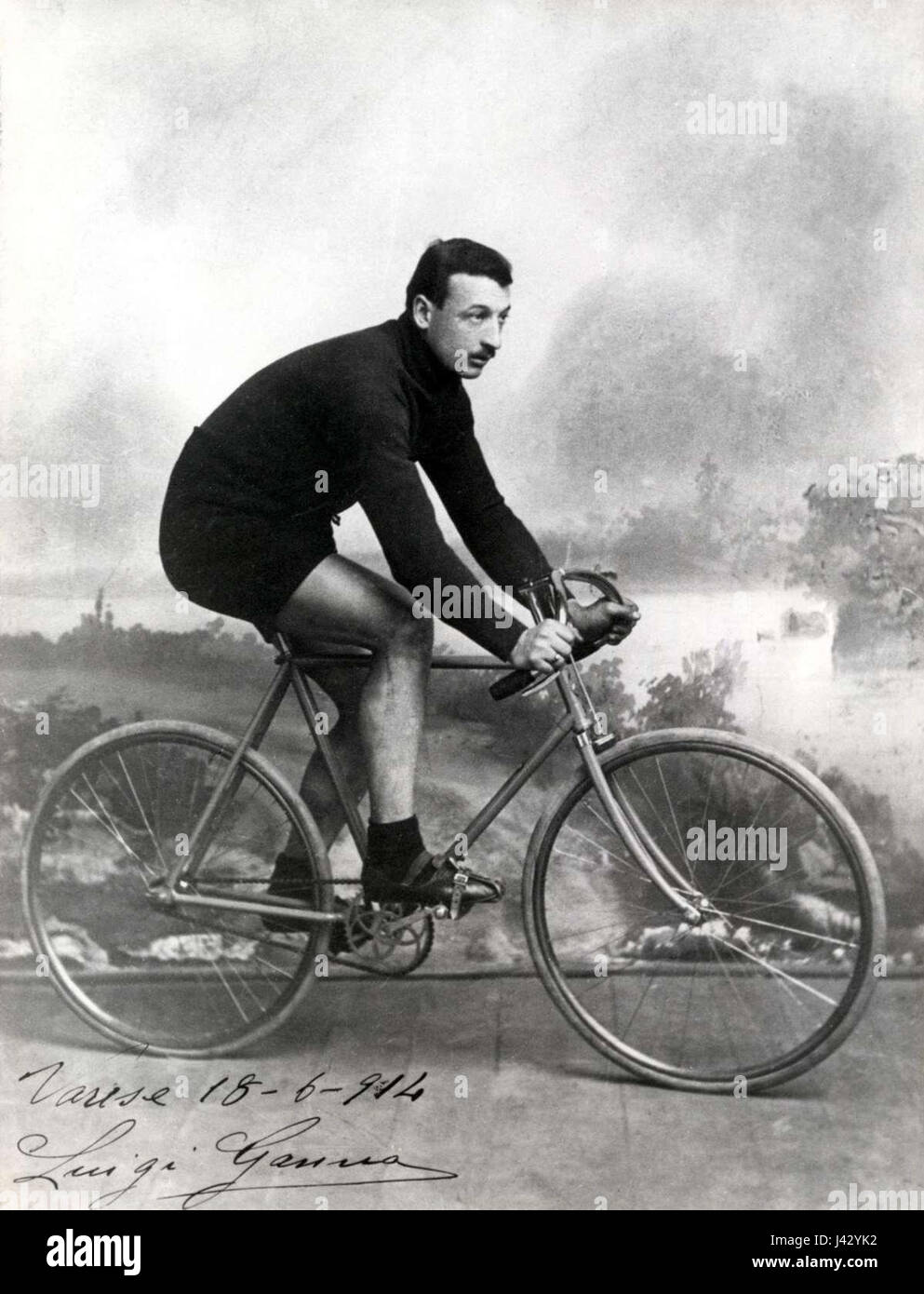 Luigi Ganna était un cycliste professionnel italien, connu pour sa victoire au Giro dÂ€™Italia 1909. Il a été l'un des cyclistes pionniers de Italyâ€™, contribuant au développement du cyclisme italien en tant que sport majeur. Banque D'Images