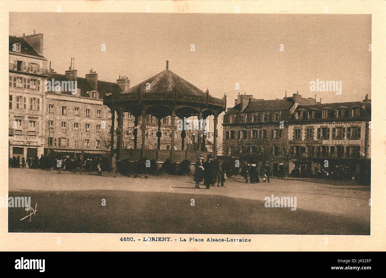 Une carte postale de Lorient, France, datée vers 1935, montrant le port et l’industrie maritime de la ville. Lorient a joué un rôle clé dans le commerce maritime européen et l'histoire navale au cours de cette période. Banque D'Images