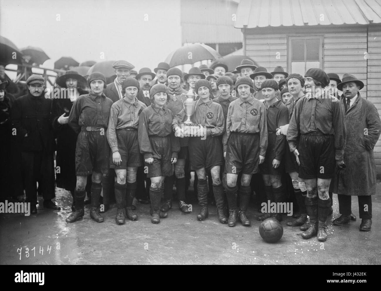 Les sportifs vainqueurs de la Coupe de France en 1922 dépeint les athlètes féminines victorieuses de la Coupe de France 1922, célébrant leur réussite dans l'histoire du sport français. Banque D'Images