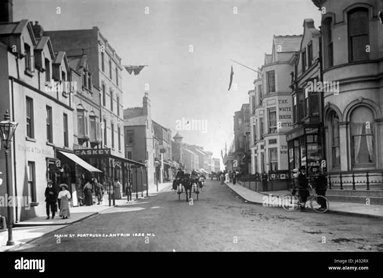 Main Street à Portrush, en Irlande du Nord, est une artère centrale bordée de nombreux magasins, restaurants et entreprises. Il sert de plaque tournante pour les habitants et les touristes, offrant une gamme de services et de commodités. La rue est également connue pour sa proximité de la côte, offrant des vues panoramiques et un accès aux plages voisines. Banque D'Images