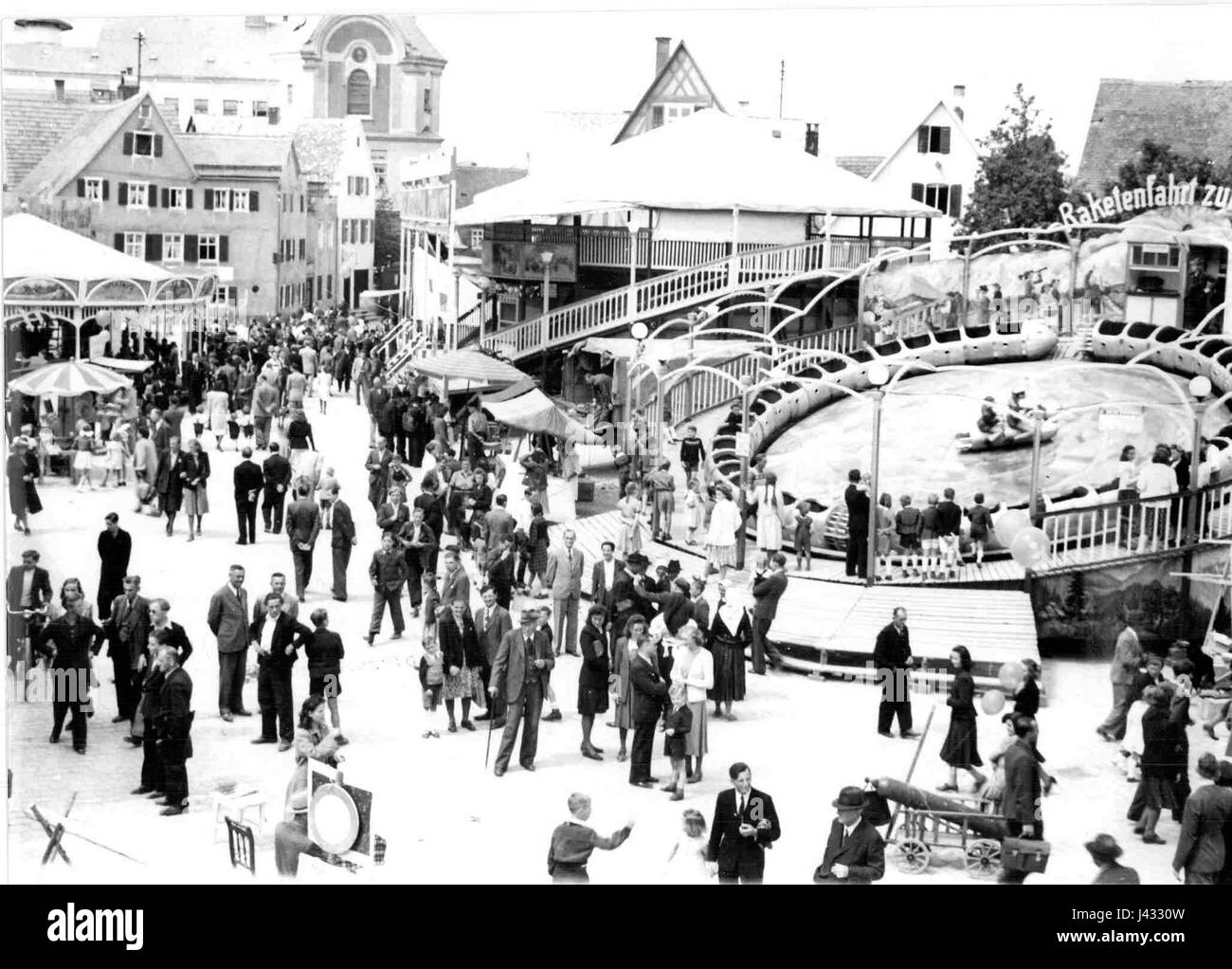 Messe Altstadt se réfère au centre historique d'une ville où les foires commerciales (Messen) ont eu lieu historiquement. Le terme peut désigner une période ou un événement historique spécifique au cours duquel ces foires ont joué un rôle important dans le commerce et la culture. Banque D'Images