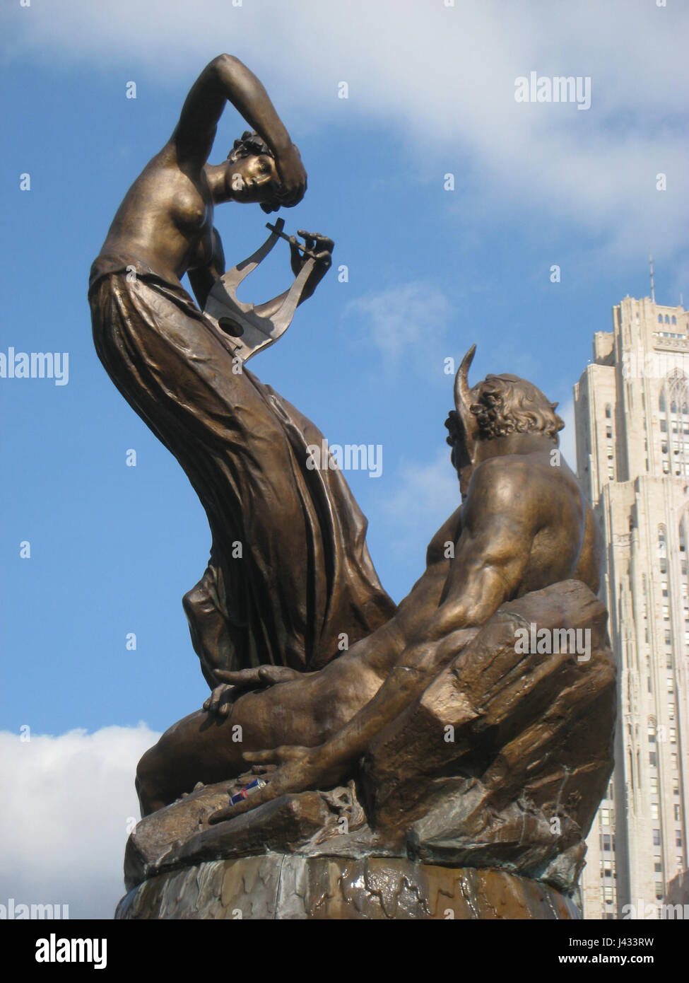 La fontaine Mary Schenley, située à Pittsburgh, est un monument historique dans le parc Schenley. Il est connu pour son design classique et est un point central du parc, servant souvent de site de détente et d'activités de plein air. Banque D'Images La fontaine Mary Schenley, située à Pittsburgh, est un monument historique dans le parc Schenley. Il est connu pour son design classique et est un point central du parc, servant souvent de site de détente et d'activités de plein air. Banque D'Images