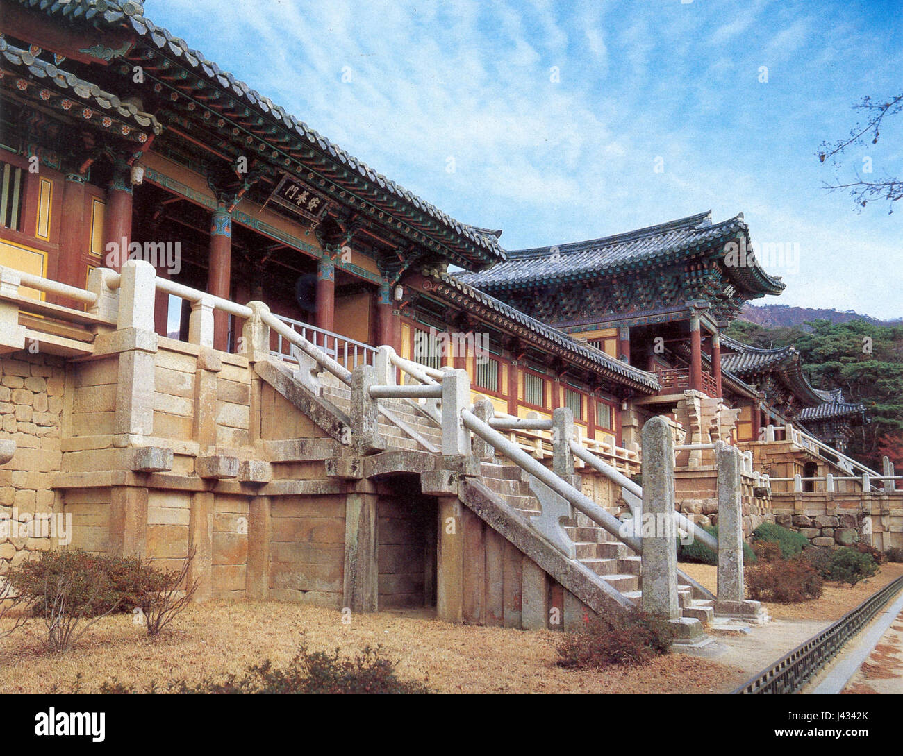 Le pont des fleurs de Lotus et le pont des sept trésors sont des caractéristiques architecturales importantes du temple Bulguksa à Gyeongju, en Corée. Ces ponts, qui font partie d'un site classé au patrimoine mondial de l'UNESCO, reflètent l'architecture bouddhiste traditionnelle coréenne et sont associés au symbolisme spirituel de la religion bouddhiste. Banque D'Images
