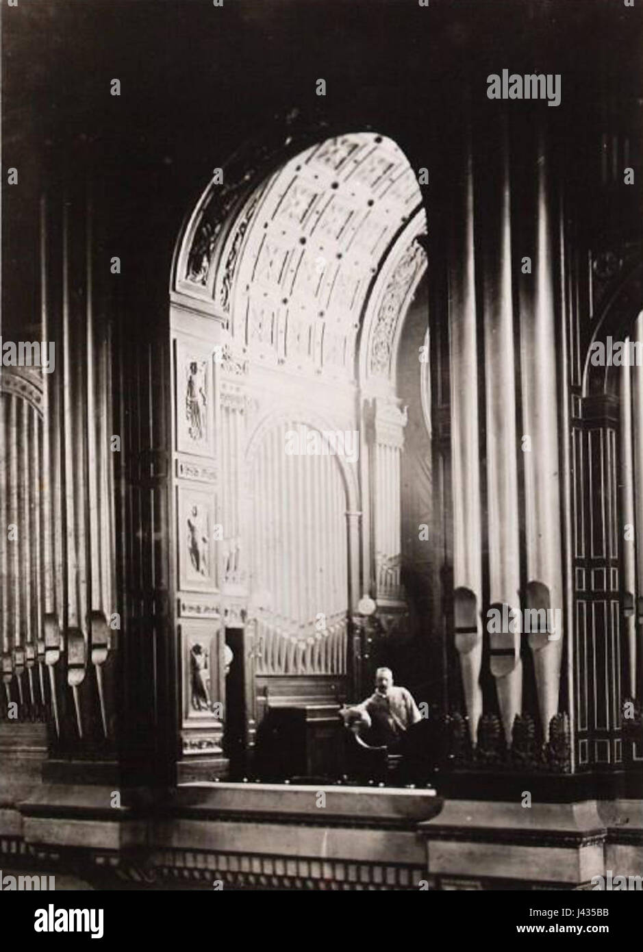 Léon Boellmann, compositeur français, se produit à l'orgue de Saint Vincent de Paul à Paris. Connu pour ses contributions à la musique d'orgue, sa performance dans cette église renommée témoigne de sa maîtrise des compositions sacrées. Banque D'Images