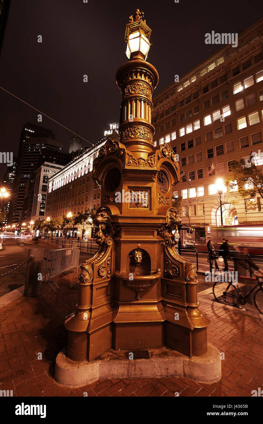 La Fontaine de Lotta est un monument historique de San Francisco, dédié à la mémoire de la philanthrope Lotta Crabtree. La fontaine est un symbole de la ville depuis son installation en 1875 et reste un monument populaire aujourd'hui. Banque D'Images La Fontaine de Lotta est un monument historique de San Francisco, dédié à la mémoire de la philanthrope Lotta Crabtree. La fontaine est un symbole de la ville depuis son installation en 1875 et reste un monument populaire aujourd'hui. Banque D'Images