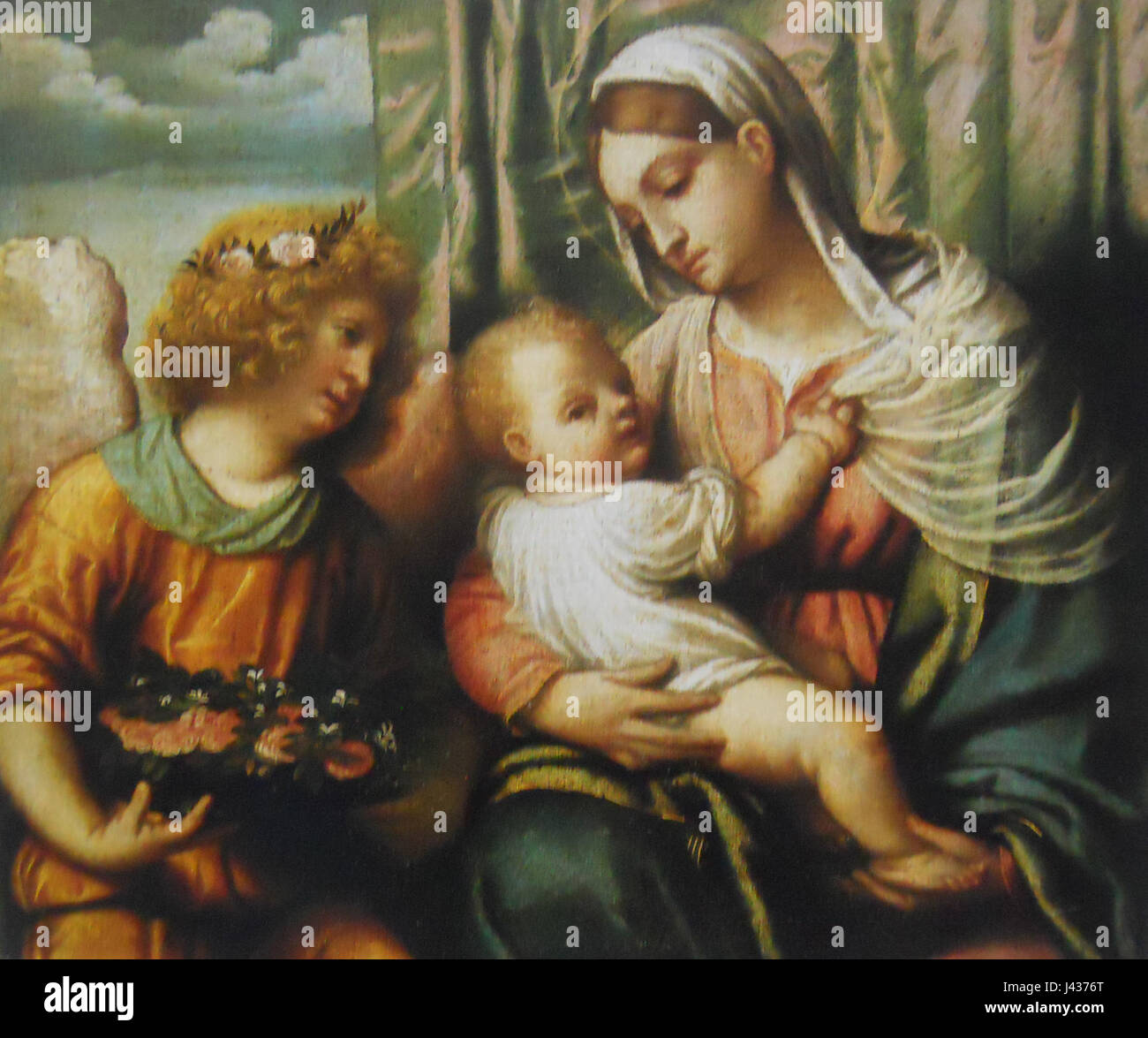 Cette œuvre d'art, 'Madonna avec enfant et un ange', de Moretto est un exemple classique de la peinture religieuse de la Renaissance. La composition dépeint la Vierge Marie avec le Christ enfant et un ange, typique de la dévotion prolongée de l'époque Il capture l'essence sereine et spirituelle des figures dans la couleur et la forme vives. Banque D'Images