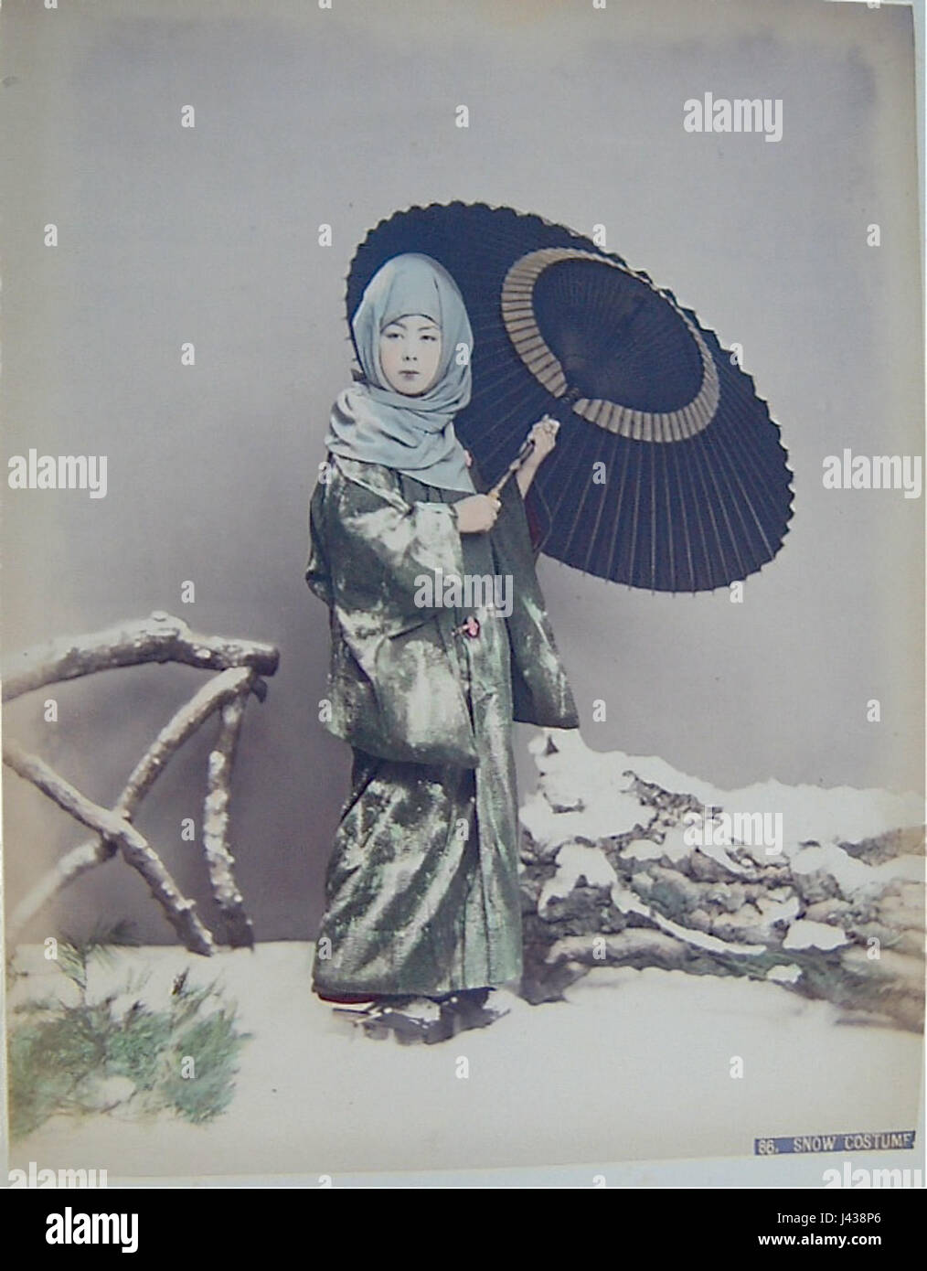 Kusakabe Kimbei était un photographe japonais renommé, connu pour ses portraits et ses représentations de la vie traditionnelle japonaise. Cette photographie de sa collection montre un mannequin portant un costume de neige, reflétant la beauté et l'importance culturelle des vêtements japonais et des traditions hivernales. Banque D'Images