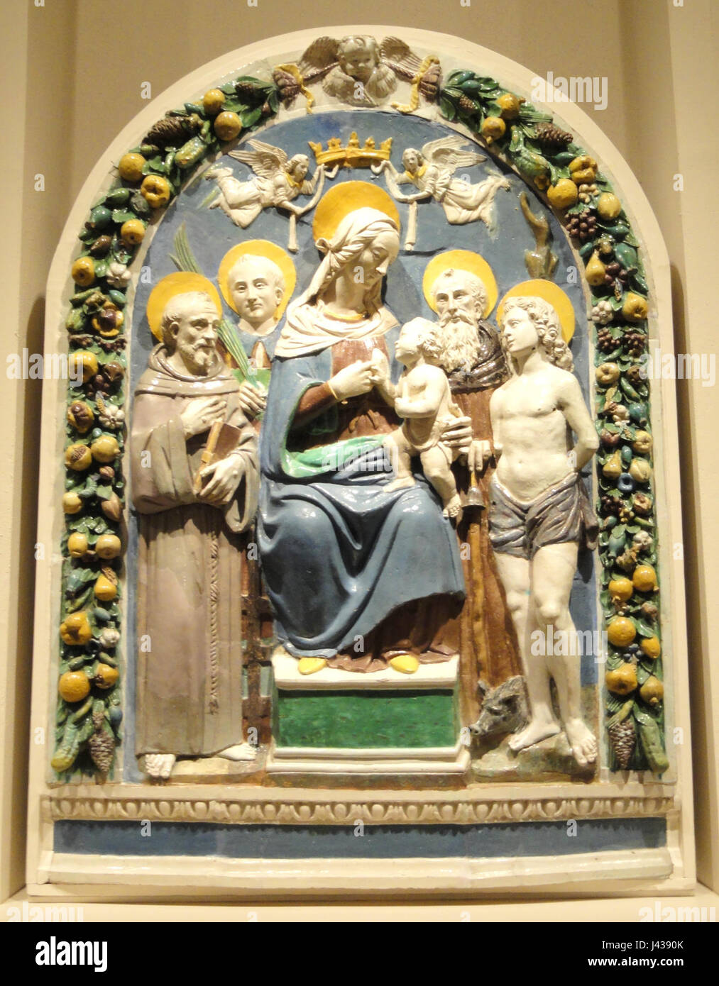'Madone et enfant avec les saints' de Benedetto Buglioni est une œuvre d'art de la Renaissance, peinte entre 1500 et 1520. La pièce présente des figures religieuses, mettant en valeur le style caractéristique du artistâ€™ pendant la Renaissance italienne. Banque D'Images