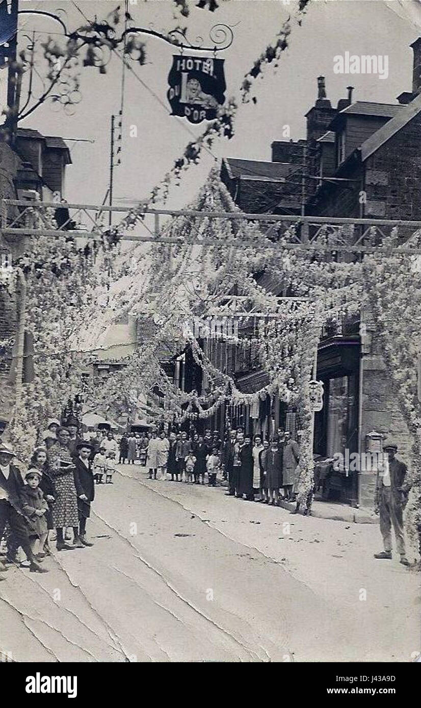 Cette photographie capture un moment historique en 1925, sur le site de Tinchebray, marqué par des événements marquants. Le MC (probablement Motor Club) a participé à l'organisation d'événements ou de courses automobiles, représentant les premiers sports automobiles. Banque D'Images