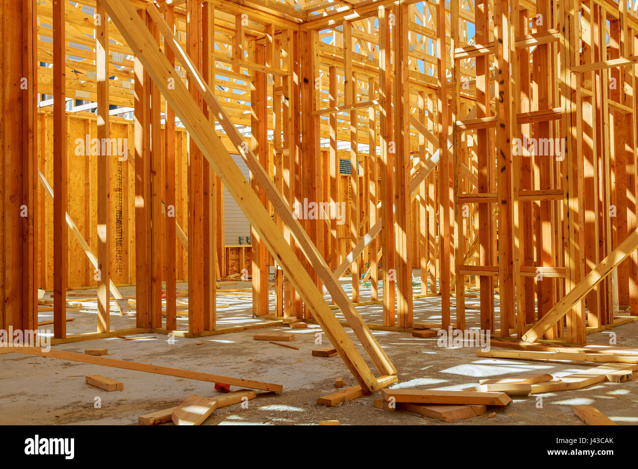 Bâtiment résidentiel de base ou la maison avec câblage électrique et thermique complète. Banque D'Images