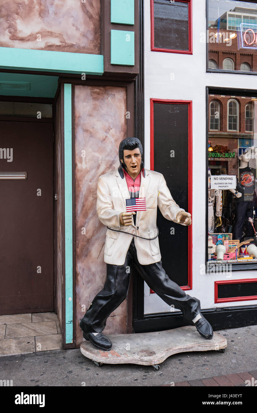 Statue d'Elvis sur le trottoir est titulaire d'un petit drapeau américain pour le défilé des anciens combattants de Nashville Banque D'Images