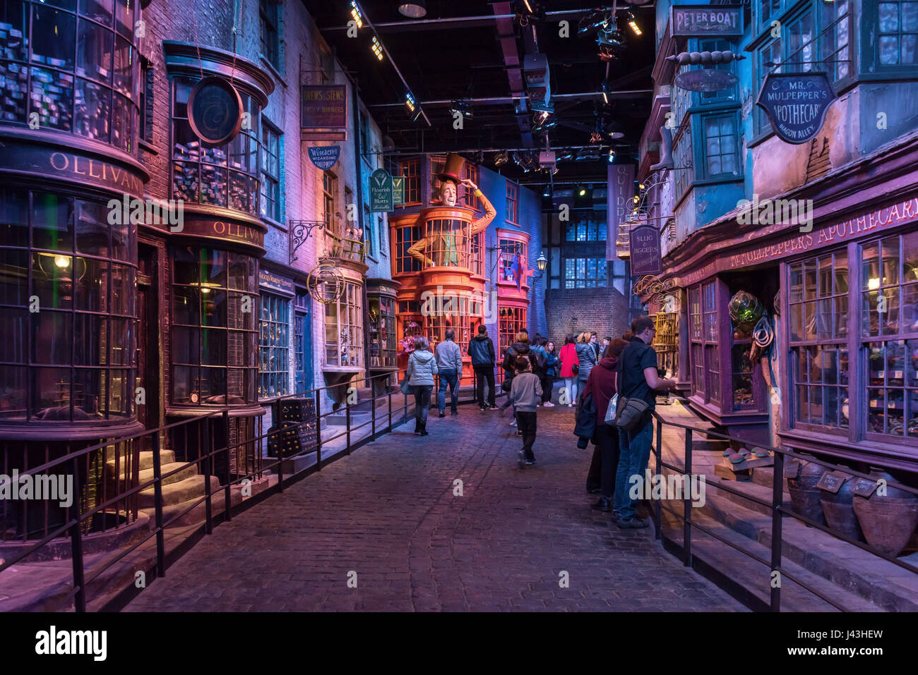 Les touristes déambulent dans la rue pavée de Diagon Alley, un décor de tournage à l'intérieur de The Making of Harry Potter Warner Bros Studio Tour Leavesden Londres Banque D'Images