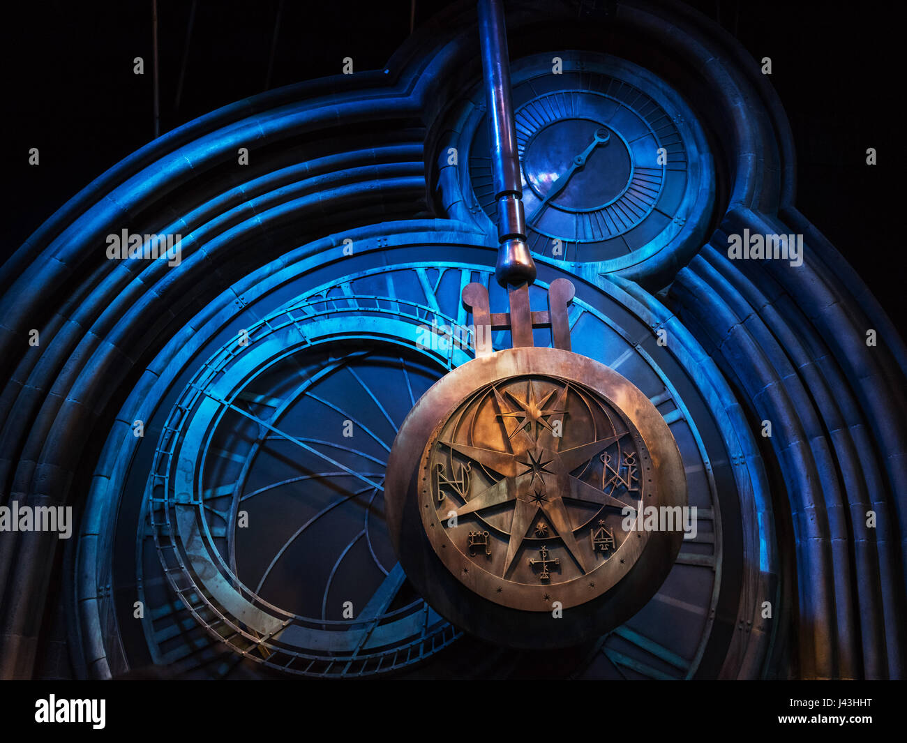 Tour de l'horloge à pendule de Poudlard, faisant de Harry Potter, Warner Bros Studio Tour Leavesden,, Londres Banque D'Images