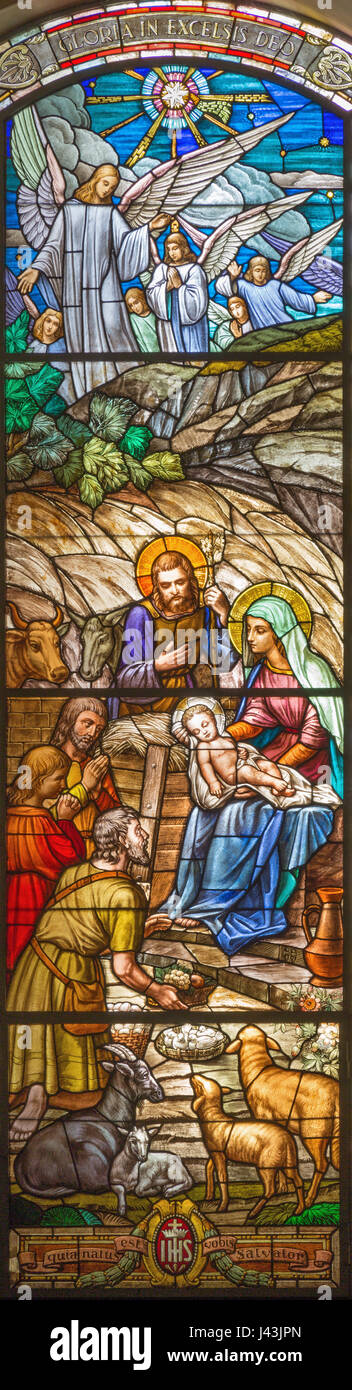 TURIN, ITALIE - 16 mars 2017 : l'Adoration des bergers dans les vitraux de l'église Chiesa di San Massimo conçu par le prof. Mario Barbieris. Banque D'Images