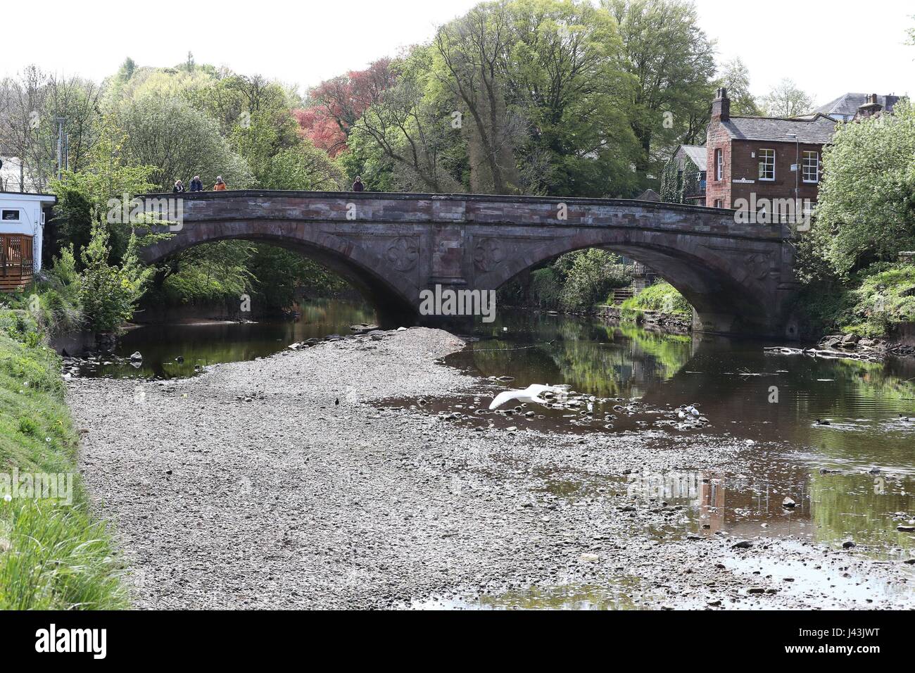 Une vue générale de la rivière Eden en Cumbria affichant de faibles niveaux d'eau, que les craintes sont de plus en plus d'une sécheresse de l'été suivant l'un des hivers les plus secs au cours des deux dernières décennies. Banque D'Images