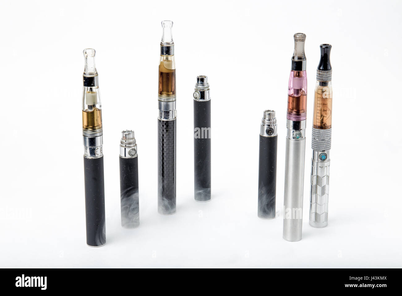E-cigarettes fines et de fume sur fond blanc Photo Stock - Alamy