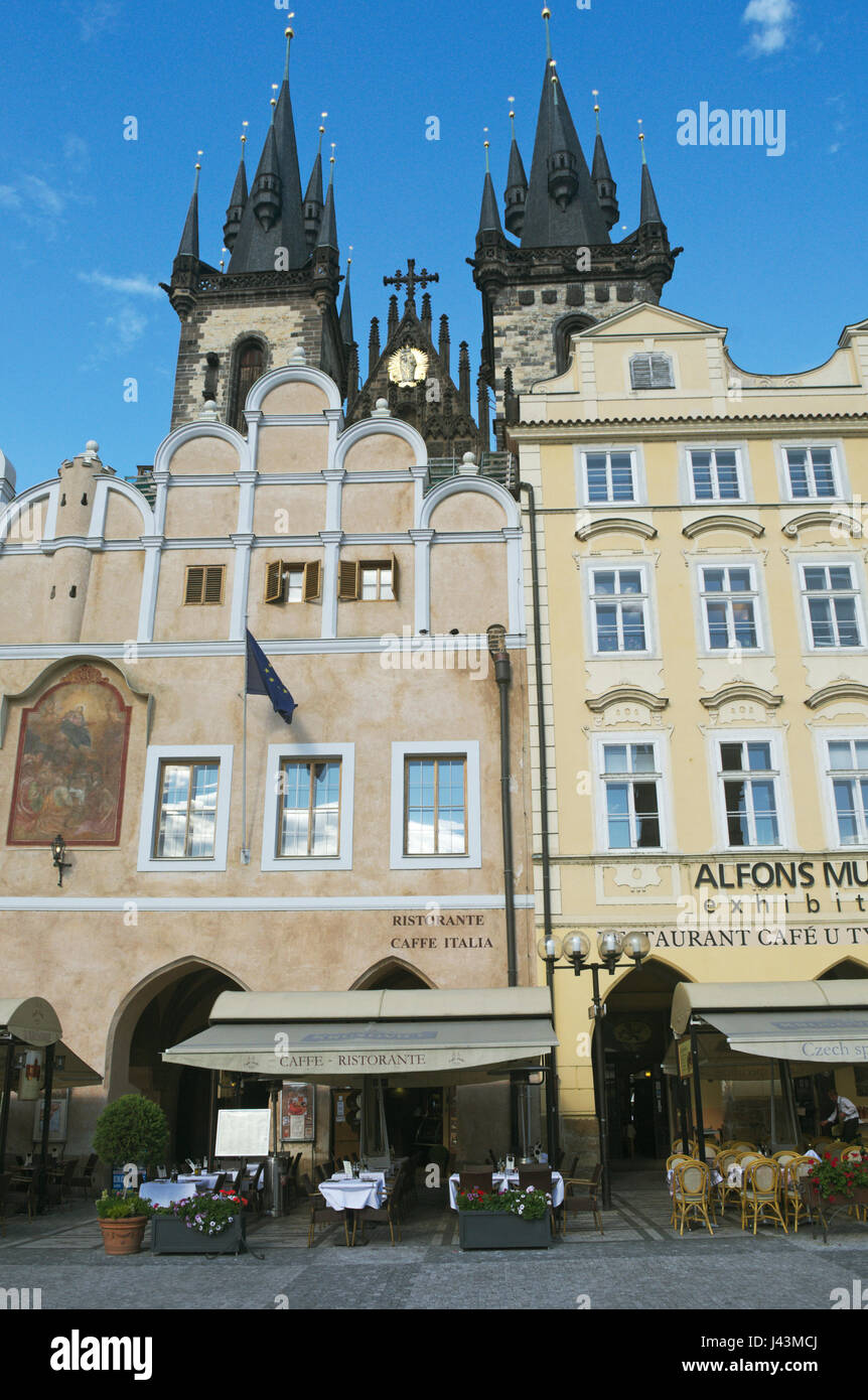 Restaurant et école de Tyn et Alfons Mucha galerie d'exposition en place Staromestska, Prague Banque D'Images