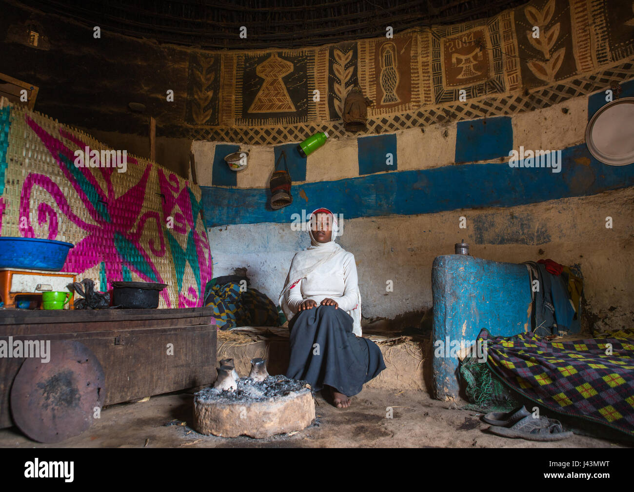 Femme éthiopienne à l'intérieur de sa maison traditionnelle peint et décoré, Kembata Alaba, Kuito, Ethiopie Banque D'Images