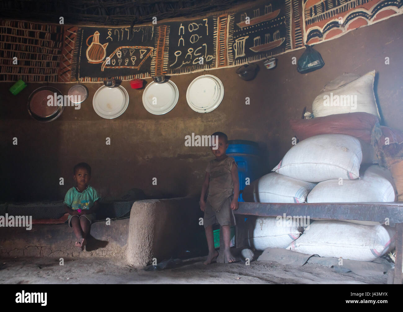 Enfants éthiopiens à l'intérieur d'une maison traditionnelle avec des murs décorés et peints, Kembata Alaba, Kuito, Ethiopie Banque D'Images