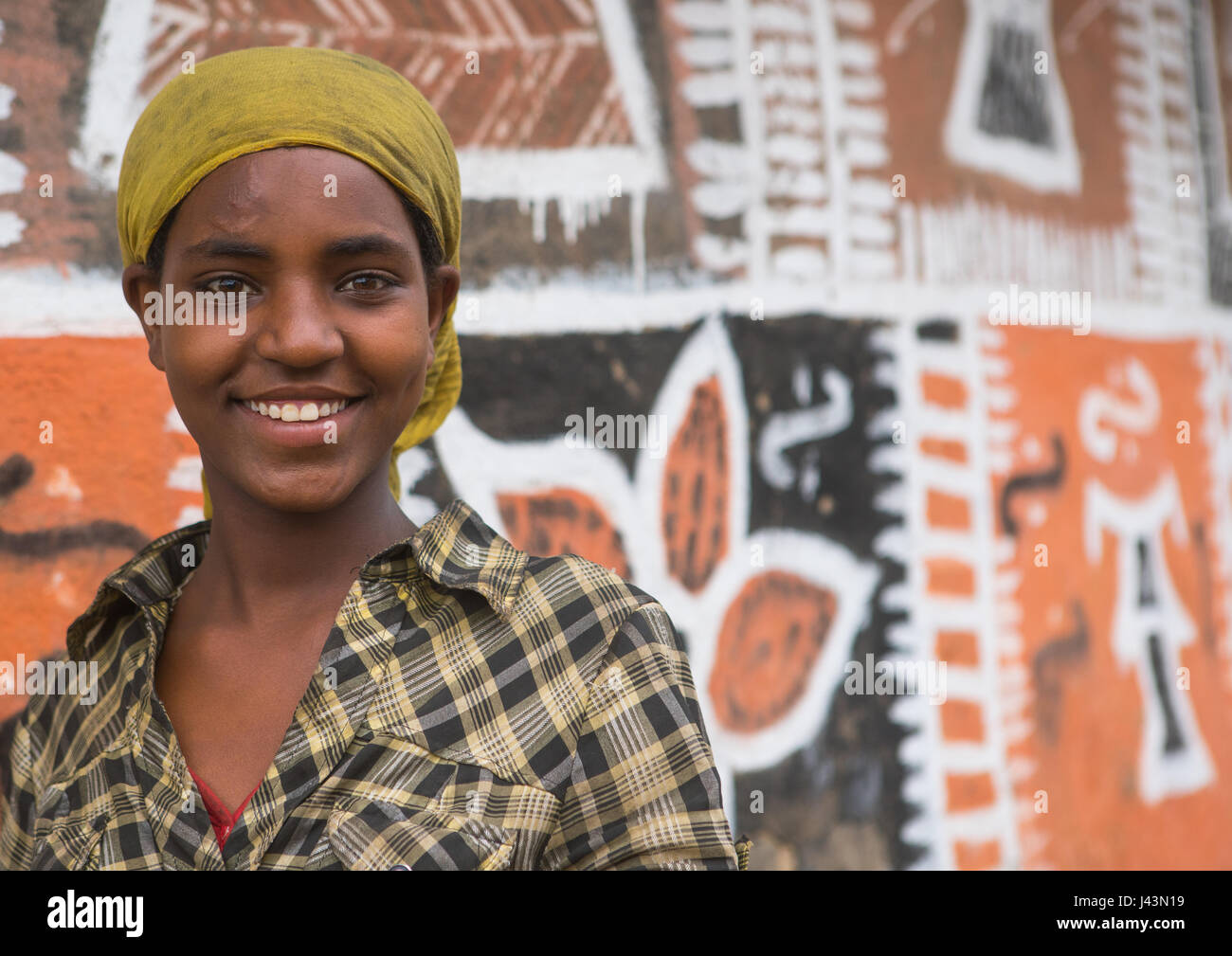 Ethiopian femme debout devant sa maison, peint traditionnel Kembata Alaba, Kuito, Ethiopie Banque D'Images