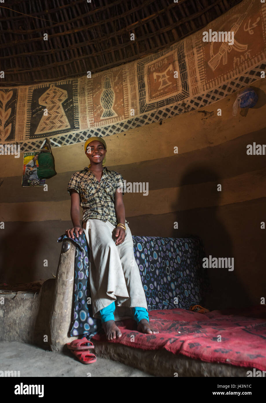 Femme éthiopienne à l'intérieur de sa maison traditionnelle peint et décoré, Kembata Alaba, Kuito, Ethiopie Banque D'Images