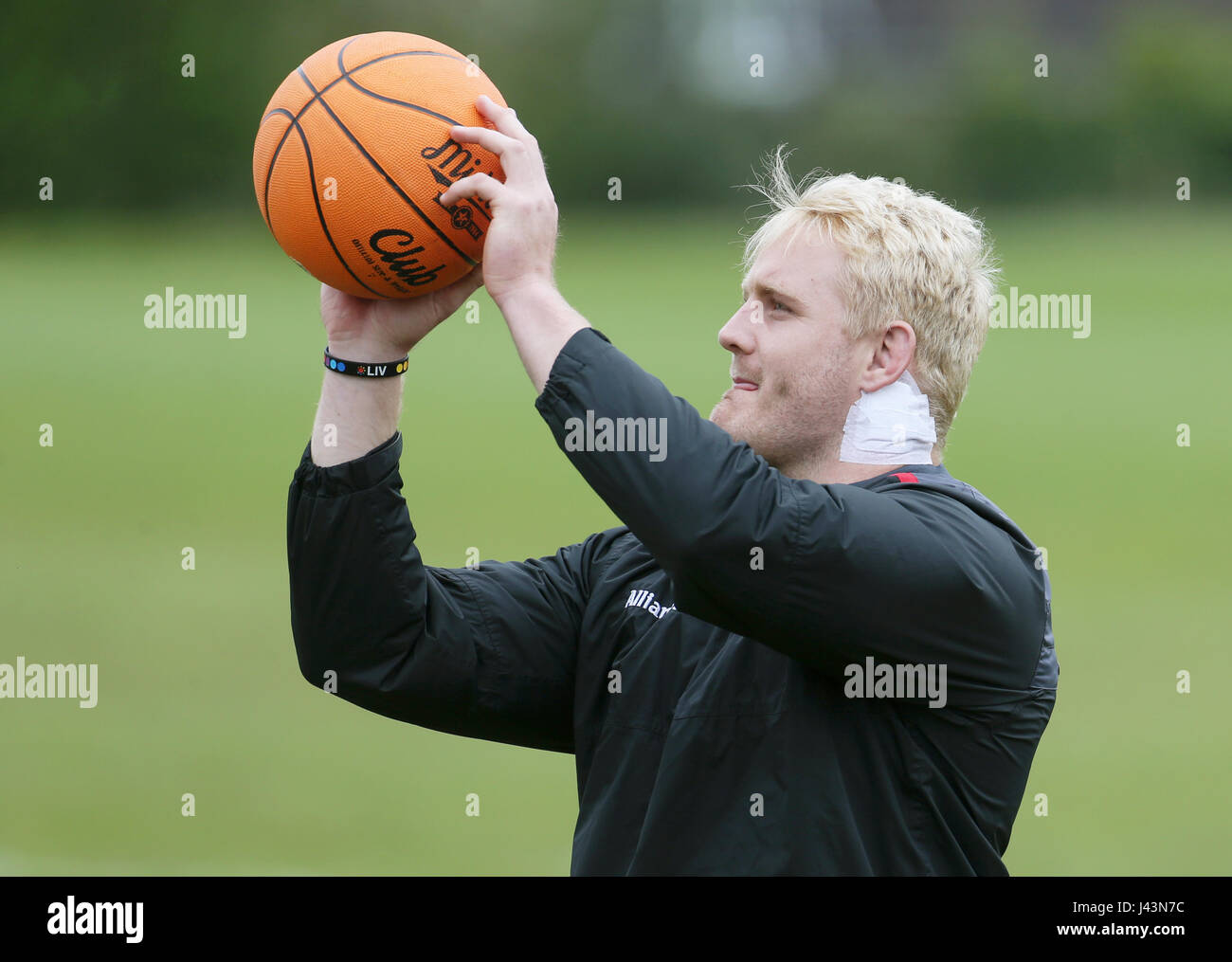 Saracens' Vincent Koch joue au basket-ball au cours de la session de formation au Centre de formation de sarrasins, St Albans. Banque D'Images