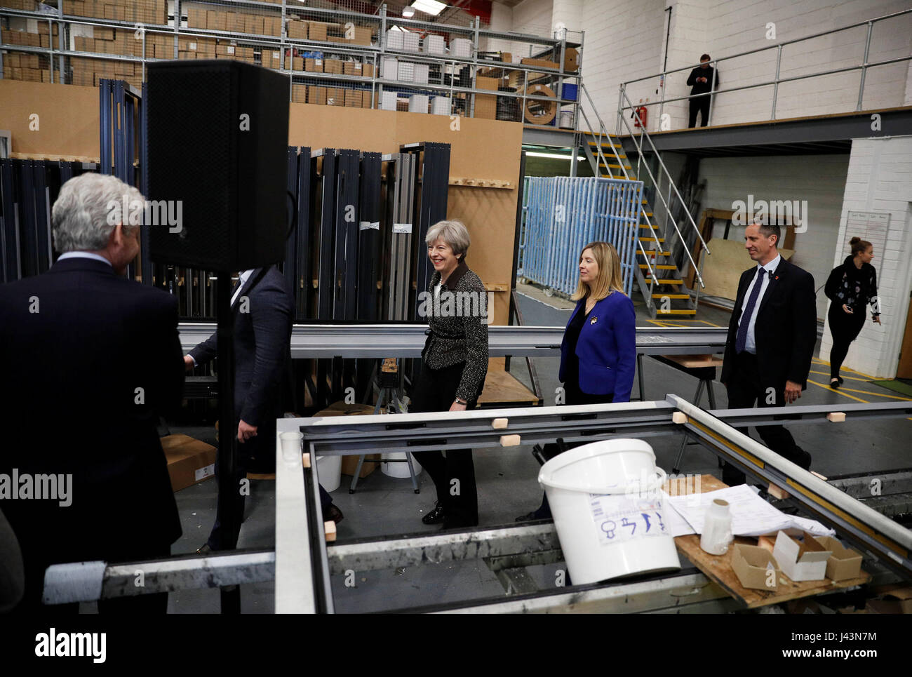 Premier ministre Theresa mai au cours d'une visite de campagne d'exprimer les deux portes pliantes, une entreprise familiale à Leeds. Banque D'Images