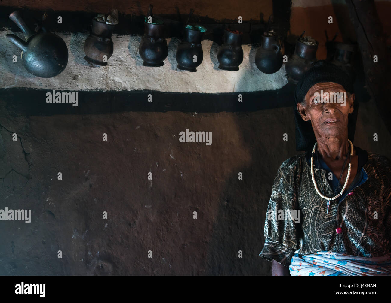 Femme éthiopienne à l'intérieur de sa maison, à la décoration traditionnelle Kembata Alaba, Kuito, Ethiopie Banque D'Images