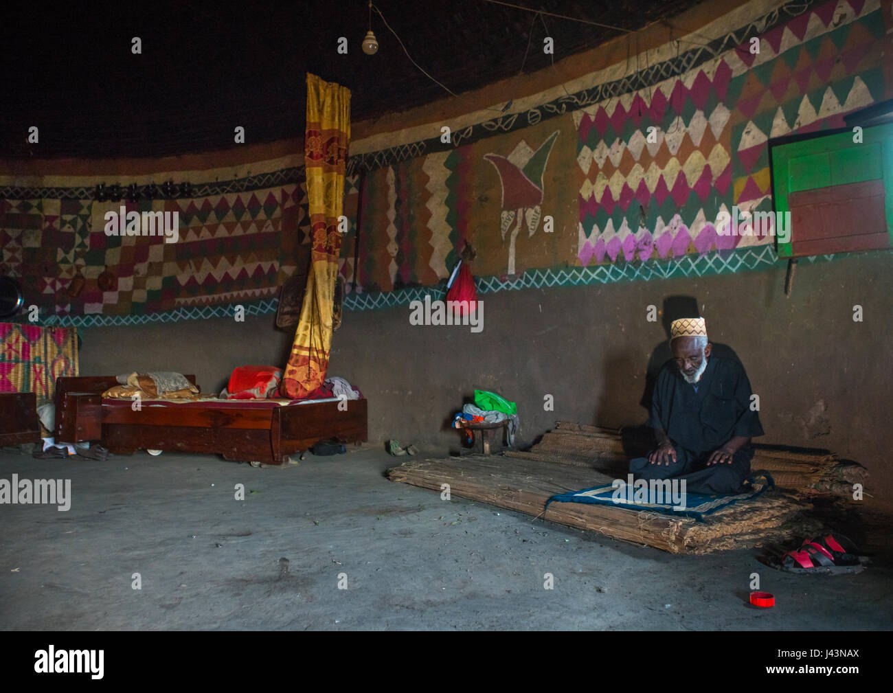 Ethiopian musulman prier à l'intérieur de son traditionnel peint et décoré maison, Kembata Alaba, Kuito, Ethiopie Banque D'Images