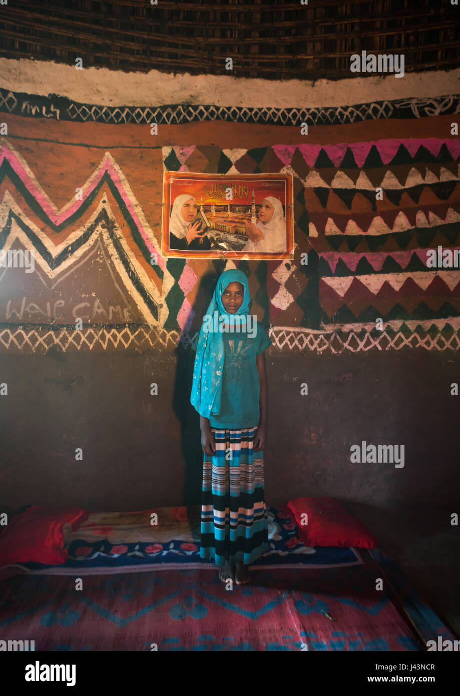 Ethiopian fille musulmane à l'intérieur de sa maison traditionnelle peint et décoré, Kembata Alaba, Kuito, Ethiopie Banque D'Images