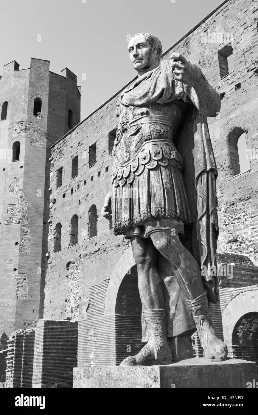 Turin - La statue de César et la porte du Palatin. Banque D'Images