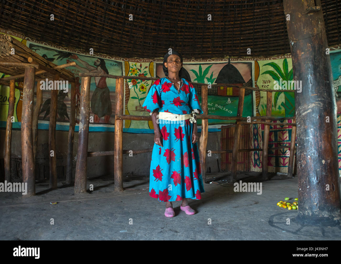 Femme éthiopienne à l'intérieur de sa maison traditionnelle peint et décoré, Kembata Alaba, Kuito, Ethiopie Banque D'Images