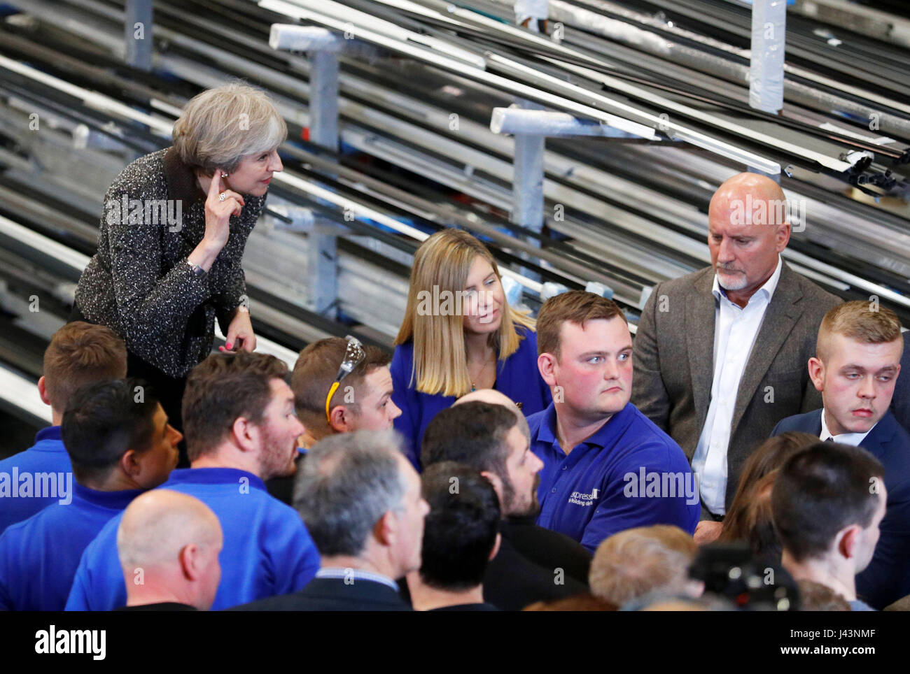 La première ministre Theresa May participe à une séance de questions-RÉPONSES avec le personnel de Express Bi-Folding Doors, une entreprise familiale de Leeds. Banque D'Images