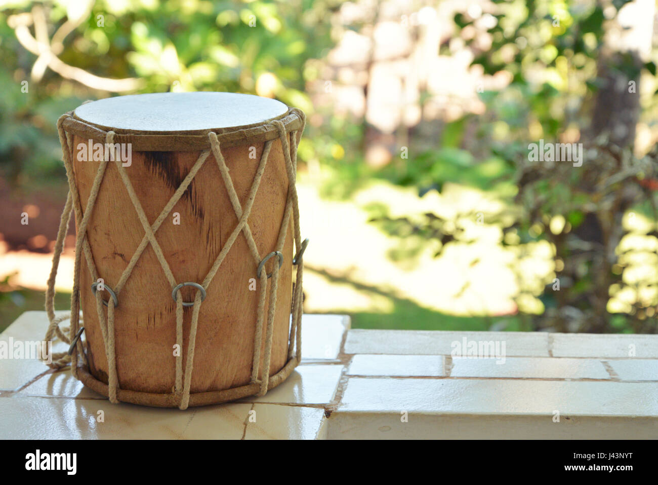 Tambour traditionnel indien djembe gros plan extérieur Banque D'Images