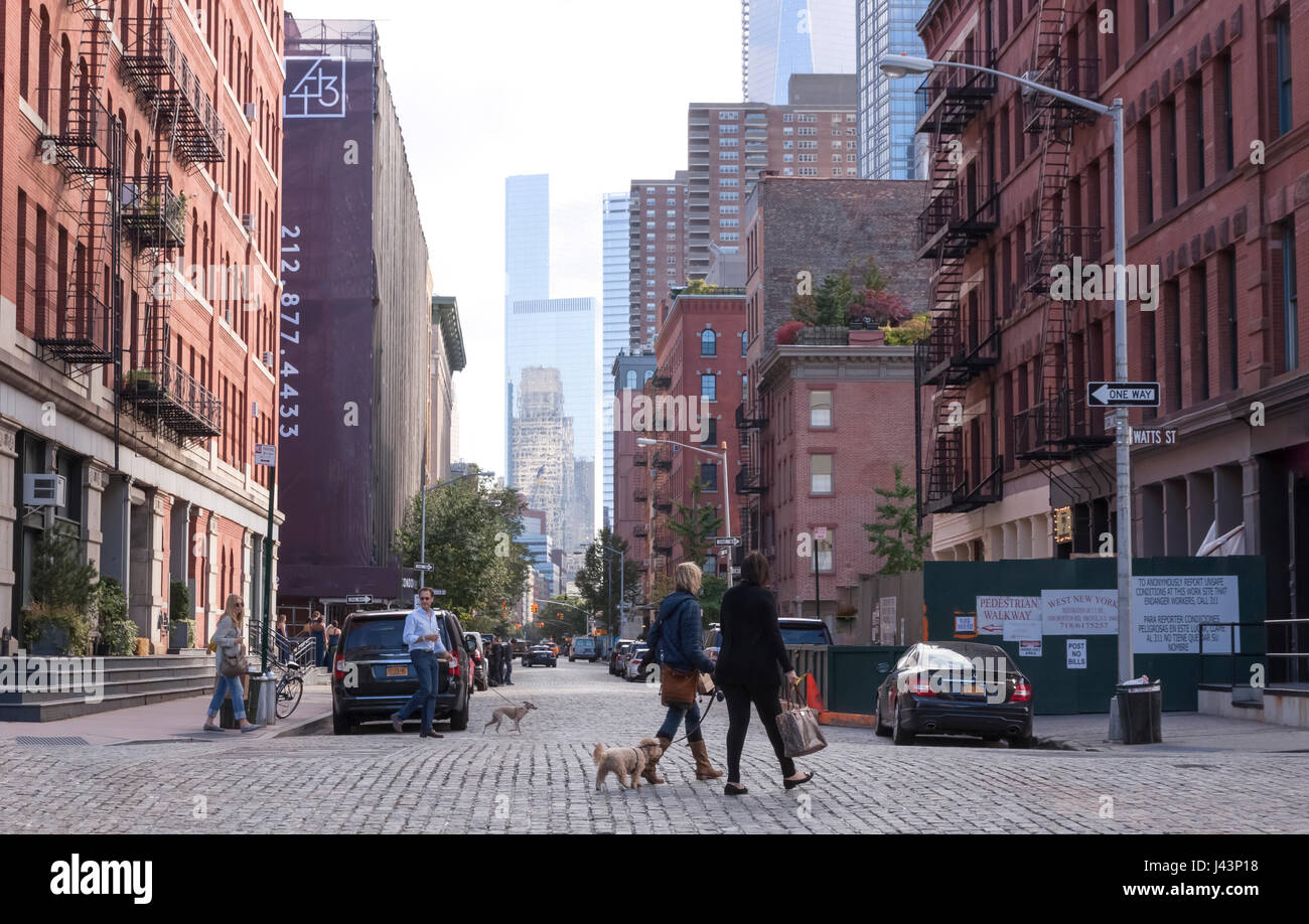 Les habitants de la marche dans le quartier chic du centre-ville, quartier de Tribeca à New York, NY, USA. L'un des quartiers les plus coûteux de NYC. Banque D'Images