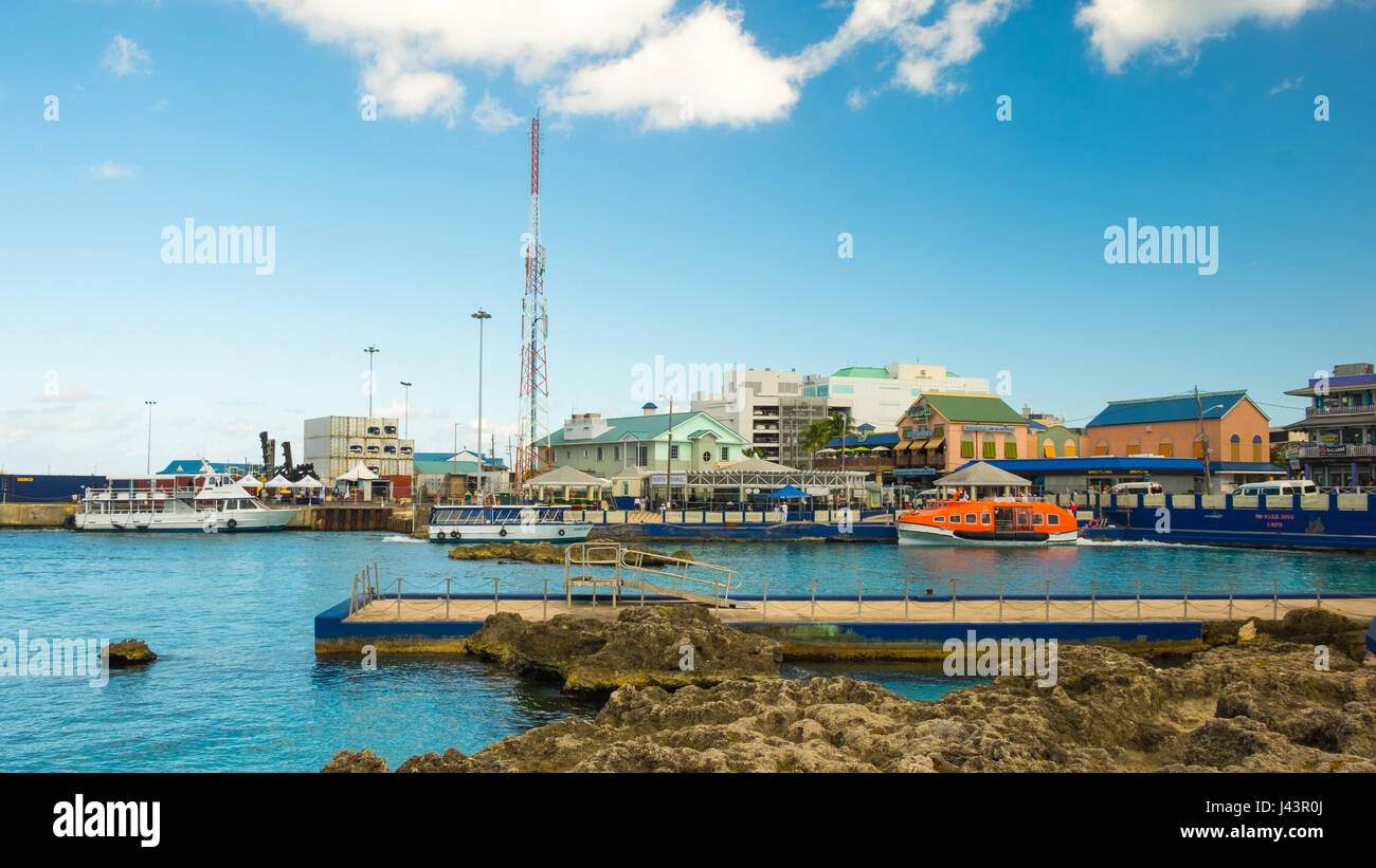 Vue panoramique sur le port de la capitale : George Town dans les Caraïbes, Grand Cayman, Cayman Islands Banque D'Images