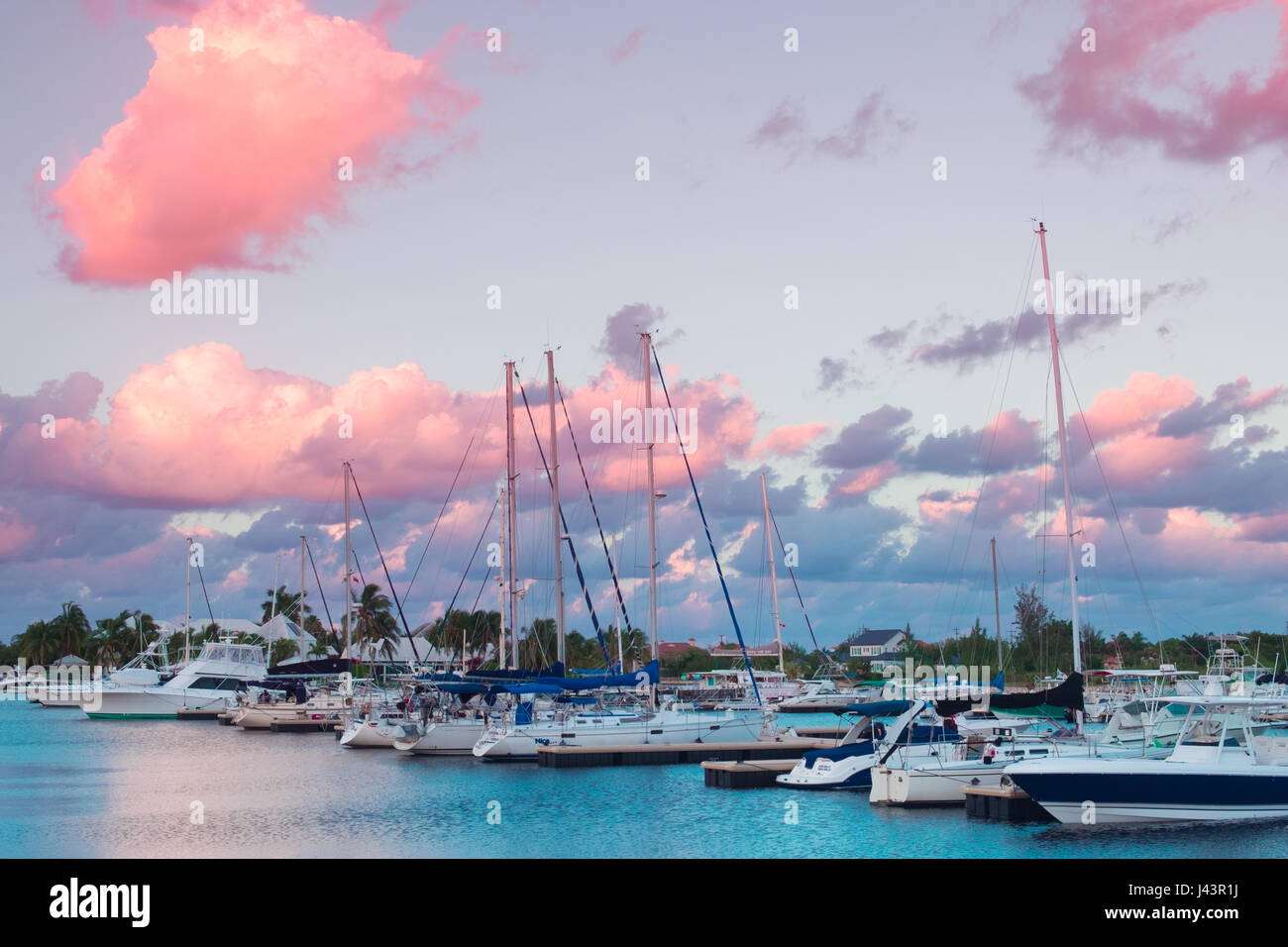 Coucher de soleil à Yacht Drive Marina dans les Caraïbes, Grand Cayman, îles Caïman Banque D'Images