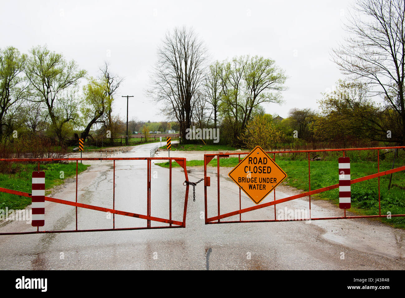 Avis sur route fermée route inondée Banque D'Images