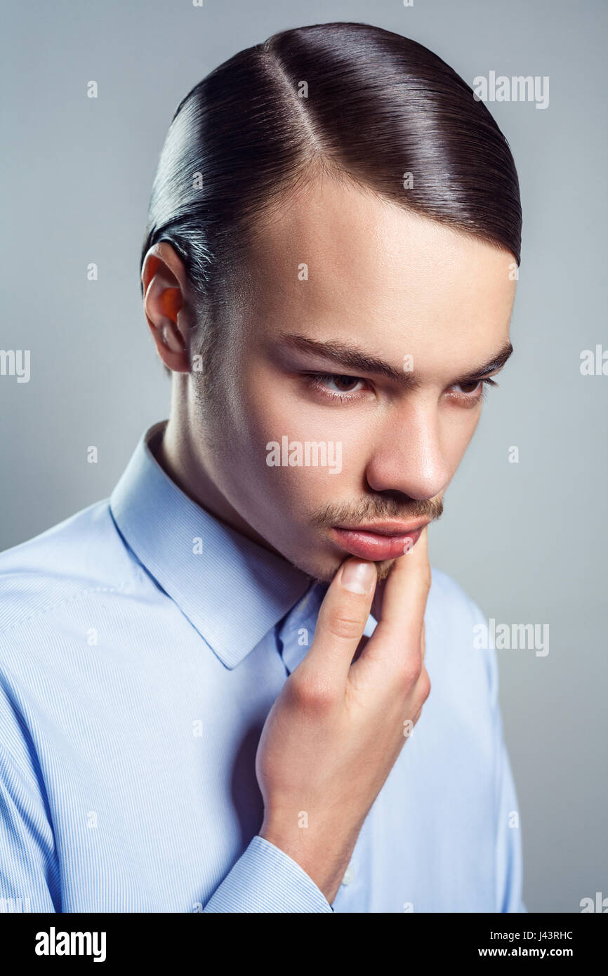 Portrait de jeune homme avec retro classic hairstyle. studio shot. Banque D'Images